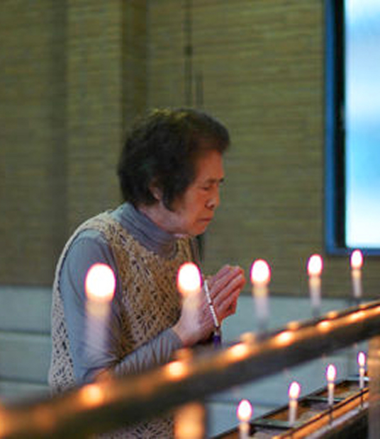 お参りをしている人の写真